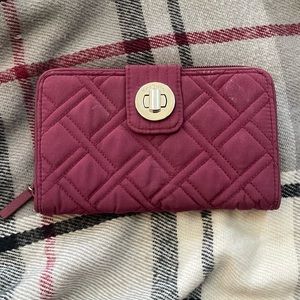 Vera Bradley quilted turn lock wallet- floral inside. Magenta ❤️